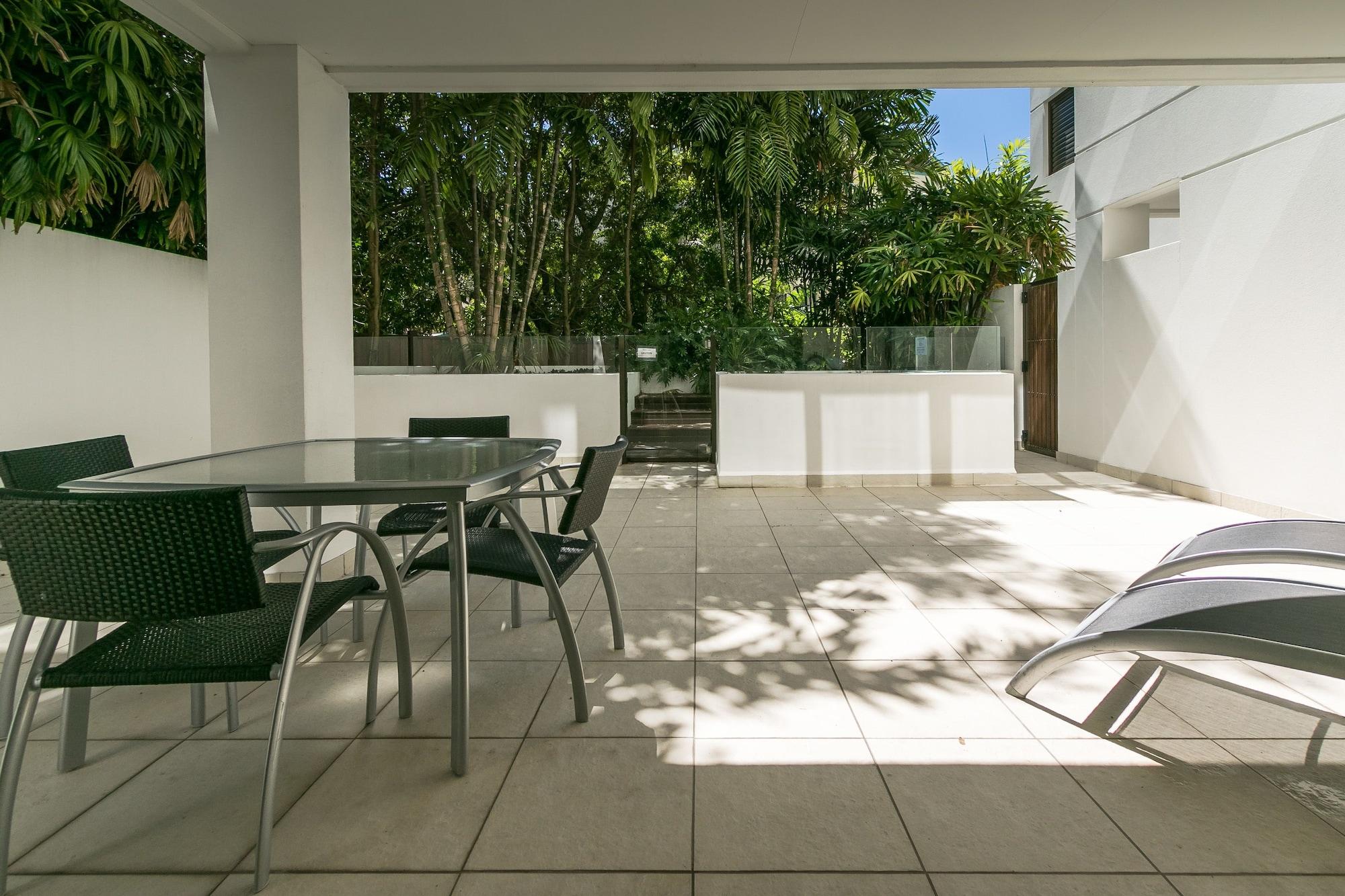Grand Mercure Allegra Hervey Bay Exterior foto The courtyard of a typical apartment at the complex