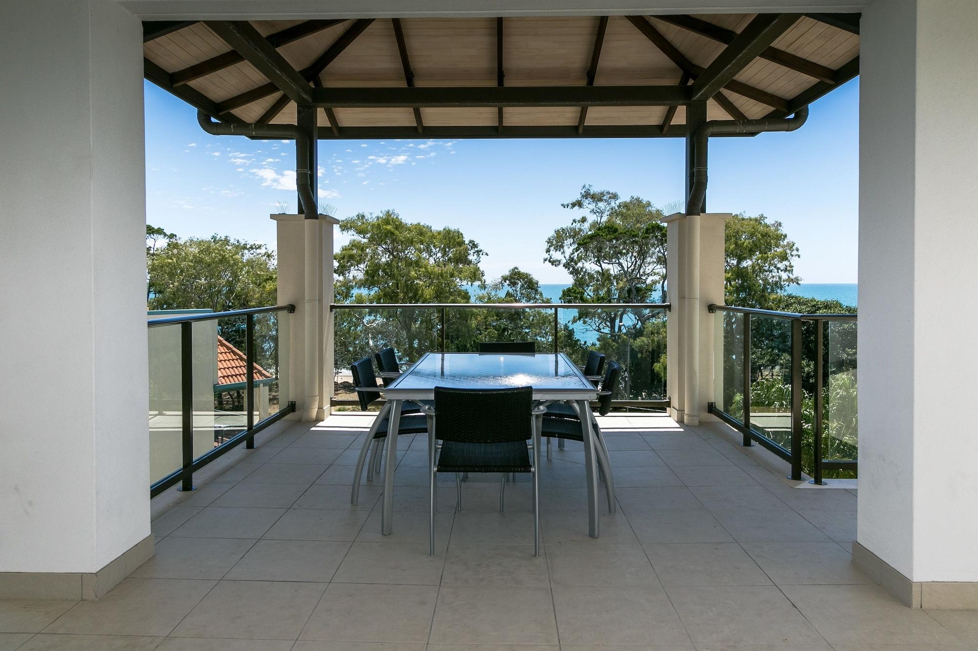 Grand Mercure Allegra Hervey Bay Exterior foto A balcony